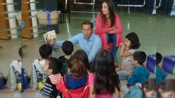 gutierrez conto cuentos a un grupo de nenes en casa de gobierno