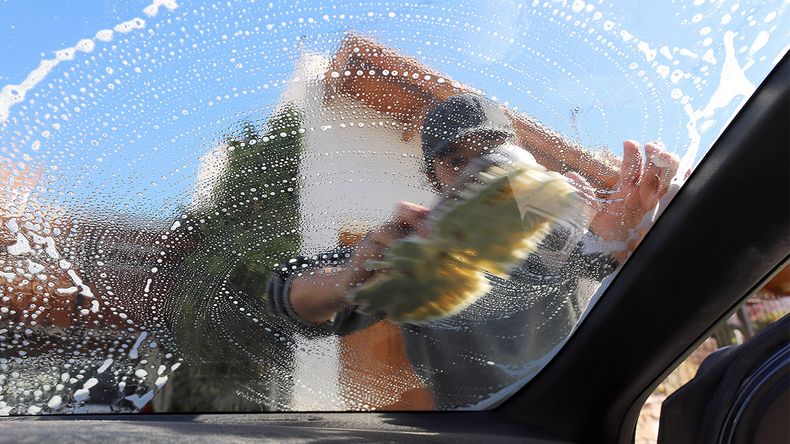 Los limpiadrivrios están prohibidos en Neuquén.