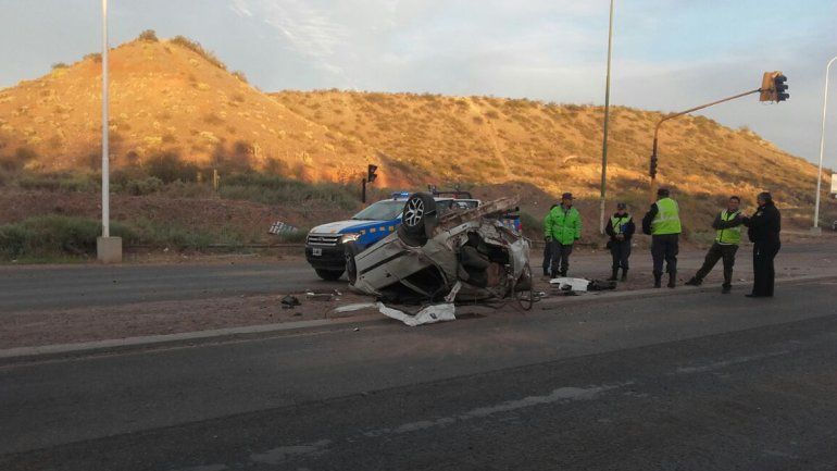 Dos jóvenes murieron en un vuelco cuando venían a Neuquén desde Centenario