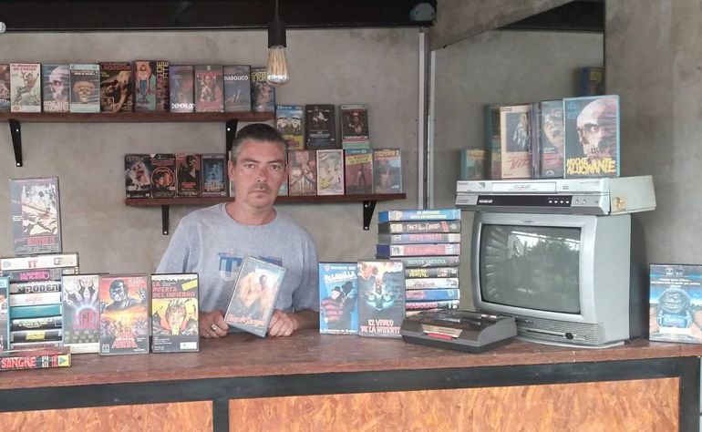 El hombre de los VHS: la historia del mayor coleccionistas de películas de Argentina
