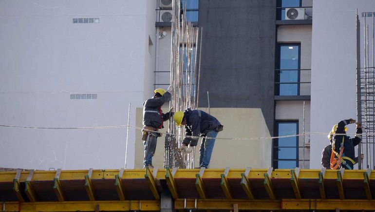 La UOCRA acordó un aumento salarial del 4% en octubre; un incremento del 4% en noviembre y otro del 4% en diciembre de 2024. La UOCRA acordó un aumento salarial del 4% en octubre; un incremento del 4% en noviembre y otro del 4% en diciembre de 2024.