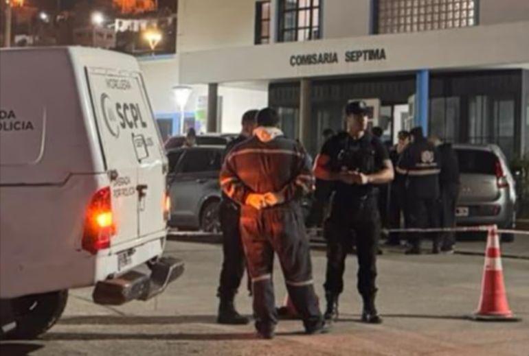 Herido en el abdomen, Luis Uribe logró manejar hasta la Comisaría Séptima de Comodoro Rivadavia para pedir auxilio: cuando llegó, su pareja ya estaba muerta. Herido en el abdomen, Luis Uribe logró manejar hasta la Comisaría Séptima de Comodoro Rivadavia para pedir auxilio: cuando llegó, su pareja ya estaba muerta. 