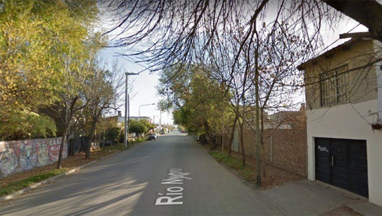 Un joven murió tras perder el control de su moto y chocar contra un poste en el bajo