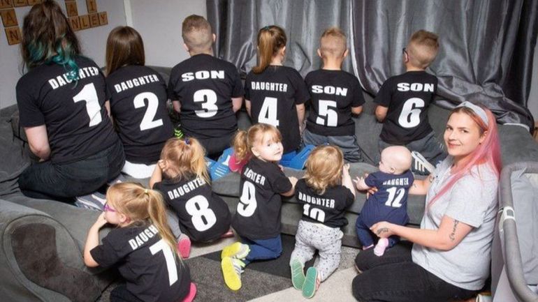 Tienen 11 hijos y usan remeras numeradas para identificarlos