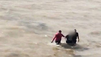 video: dramatico rescate de un hombre en el rio de la plata video: dramatico rescate de un hombre en el rio de la plata