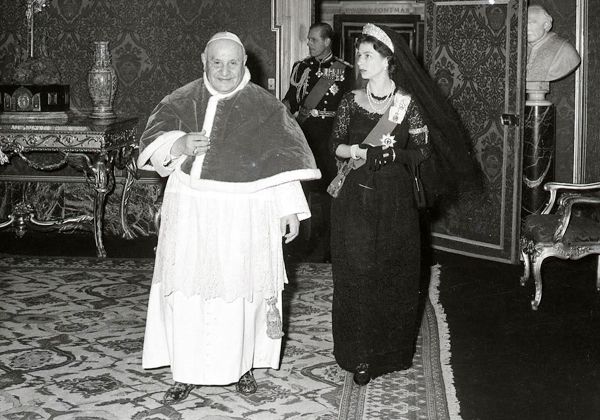 El Papa recibió a la reina con Malvinas de trasfondo