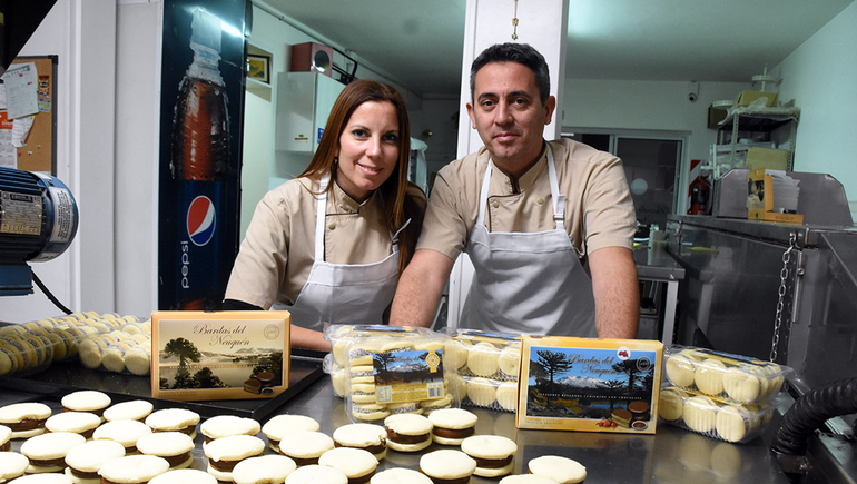 Los alfajores que hacen historia con un ícono de la identidad neuquina