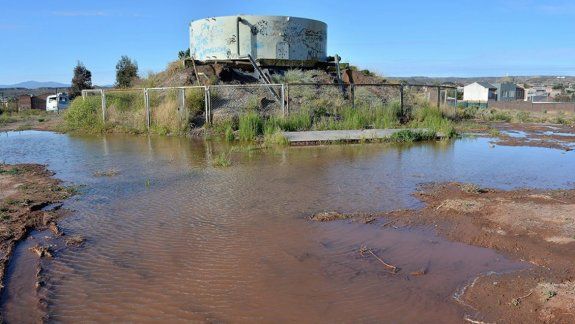 multan a ypf por un gran derrame de agua en rincon de los sauces