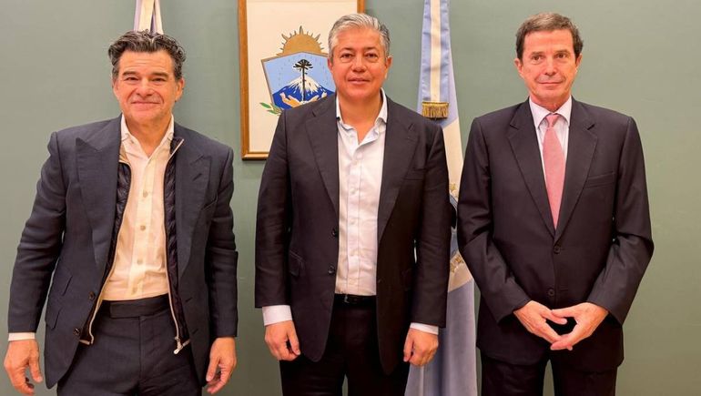 Los CEOS de Vista, Miguel Galuccio, y de Tecpetrol, Ricardo Markous, firmaron el convenio con el gobernador Rolando Figueroa.