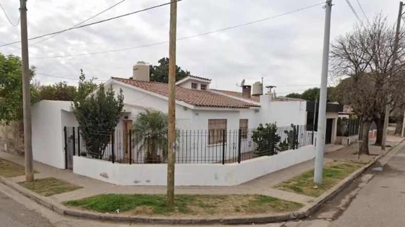 Tragedia: un hombre estaba arreglando su auto, se le cayó encima y murió aplastado | LM Neuquen Tragedia: un hombre estaba arreglando su auto, se le cayó encima y murió aplastado