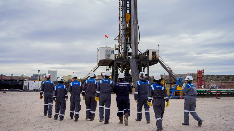 La paradoja del empleo: mientras las operadoras fidelizan a sus expertos, las pymes locales luchan por atraer talento frente a las altas pretensiones económicas. | LM Neuquen La paradoja del empleo: mientras las operadoras fidelizan a sus expertos, las pymes locales luchan por atraer talento frente a las altas pretensiones económicas.