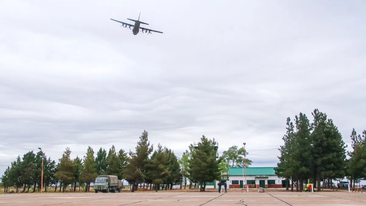 Un avión, decolando del aeropuerto zapalino.