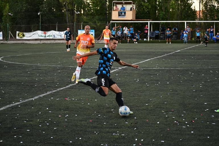 Matías Montero jugó con la 5 en la ida contra Roca y con la 8 en la vuelta. Foto: gentileza RDLS Noticias