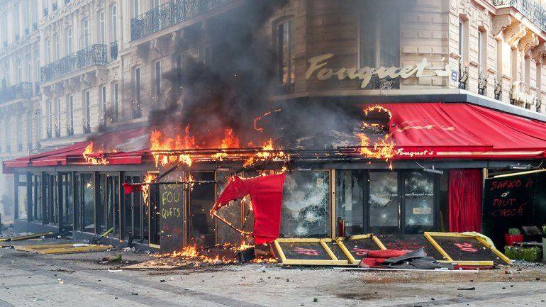 Chalecos amarillos volvieron a protestar y destrozaron emblemáticos locales parisinos