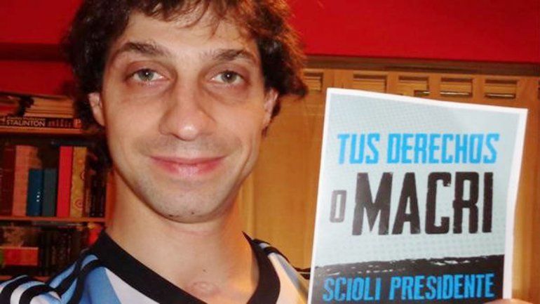 El docente se llama Julián Denaro y es economista. Da clases en la UBA.