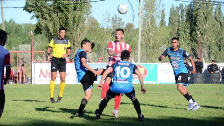 Centenario y una gran victoria sobre Independiente. Fotos: Omar Novoa