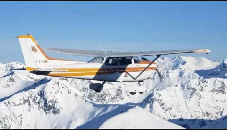 Chubut: un piloto aterrizó de emergencia en una laguna congelada y espera ser rescatado
