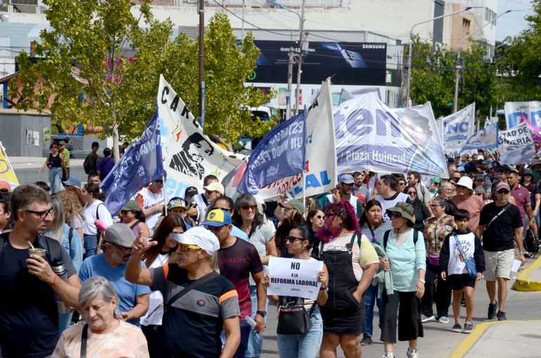 En 25 fotos: así fue la Marcha contra la reforma laboral en Neuquén
