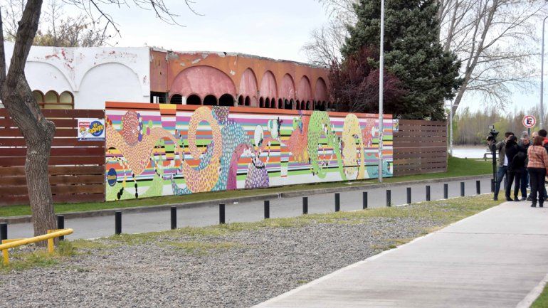 El mural se colocó sobre un costado de la calle Democracia.