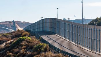 muro-en-la-frontera-entre-estados-unidos-y-mexico.jpg