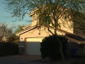 Una patrulla policial custodia la escena del crimen tras el hallazgo del cuerpo en el patio del vecino.