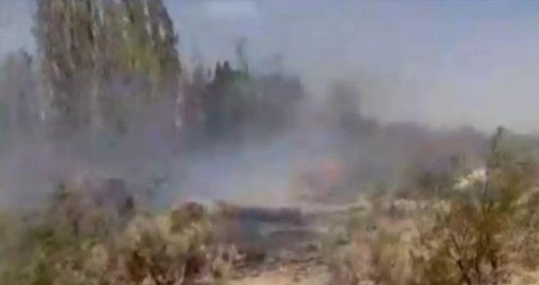 Al tomar contacto con el suelo, los cables de alta tensión iniciaron el fuego, que se propagó rápidamente a una añeja arboleda de la chacra, a la vera de la ruta 7. Al tomar contacto con el suelo, los cables de alta tensión iniciaron el fuego, que se propagó rápidamente a una añeja arboleda de la chacra, a la vera de la ruta 7.