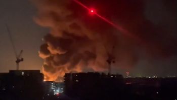 Enormes llamas y columnas de humo salían de la subestación eléctrica que se incendió en el oeste de Londres y causó el cierre del aeropuerto de Heathrow. Enormes llamas y columnas de humo salían de la subestación eléctrica que se incendió en el oeste de Londres y causó el cierre del aeropuerto de Heathrow.