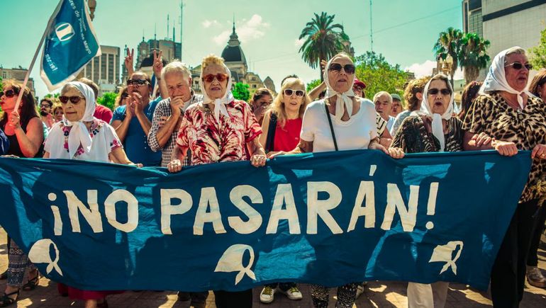 Con sus pañuelos blancos y caminatas semanales, las Madres de Plaza de Mayo transformaron la Plaza en un símbolo persistente de memoria y reclamo por los desaparecidos. Con sus pañuelos blancos y caminatas semanales, las Madres de Plaza de Mayo transformaron la Plaza en un símbolo persistente de memoria y reclamo por los desaparecidos.
