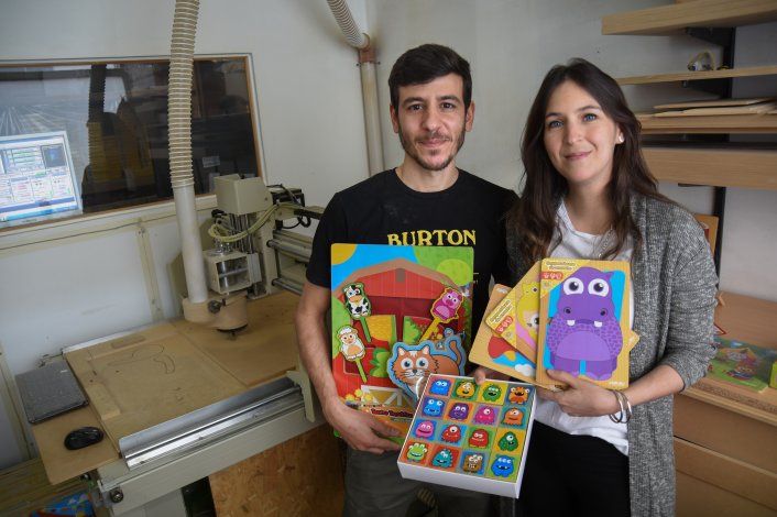 Una pareja que hace jugar y divertirse a los más chicos