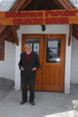 En 2000, la comisión directiva decidió poner el nombre de Osvaldo Bayer a la biblioteca. El escritor la visitó varias veces para presentar libros, dictar conferencias o participar de diversas actividades con la comunidad.