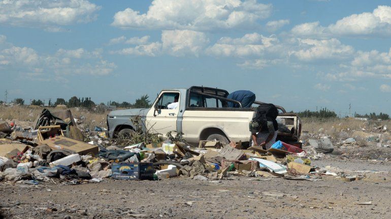 Cada dos días escrachan a alguien tirando basura