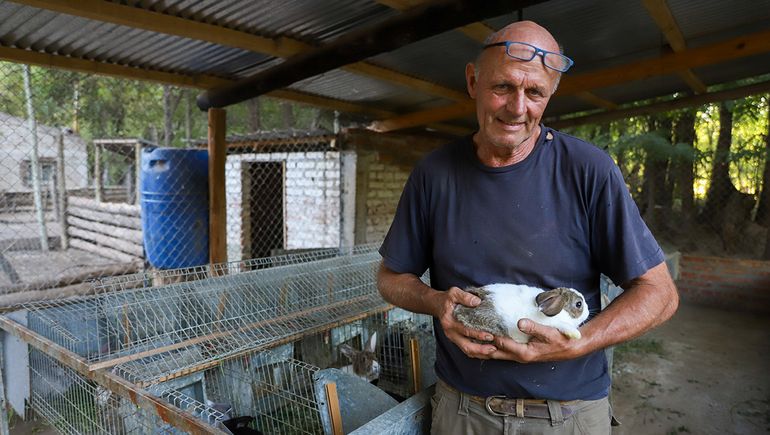 Es docente jubilado y transformó su chacra en un original camping: dormis, pileta y animales para visitar