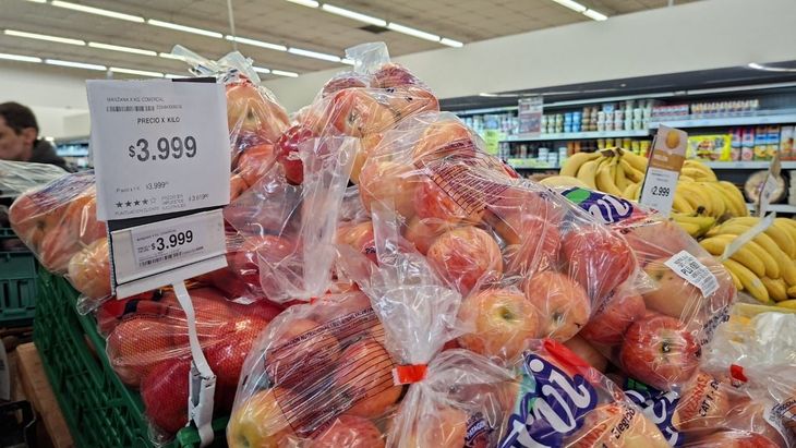 Con más de 90.000 toneladas menos de manzanas disponibles, el sector espera que la escasez de oferta mantenga valores elevados durante gran parte de la temporada. (Foto tomada en un supermercado de CABA el 20 de abril de 2026) Con más de 90.000 toneladas menos de manzanas disponibles, el sector espera que la escasez de oferta mantenga valores elevados durante gran parte de la temporada. (Foto tomada en un supermercado de CABA el 20 de abril de 2026)