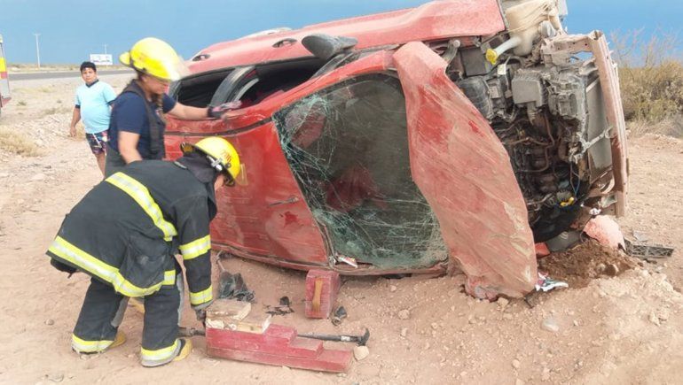 Regresaban de un día en el lago y volcaron en la ruta 51: hay tres heridos