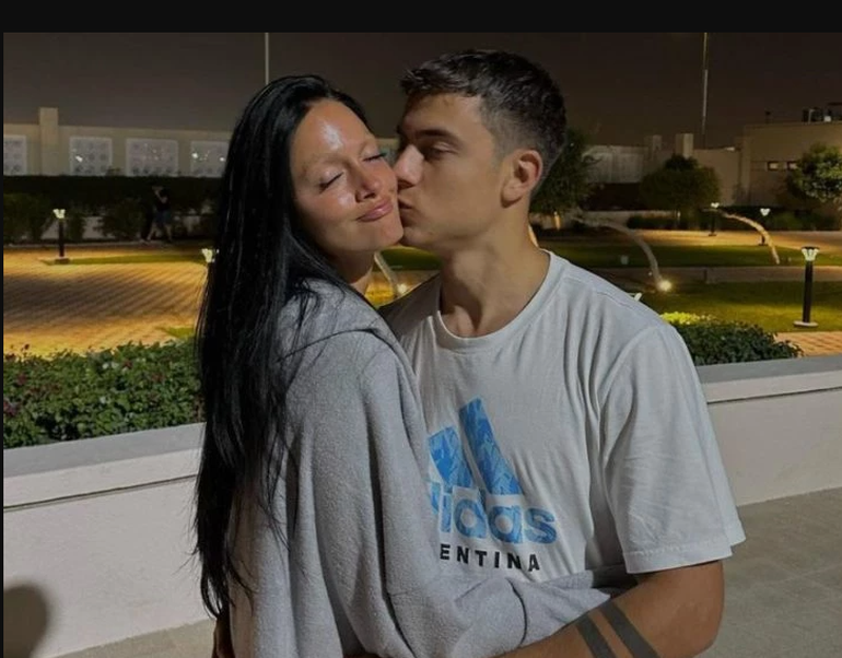 La cantante visitó a su novio en la concentración luego de que la Scaloneta lograra el pase a la final del mundial de Qatar 2022.