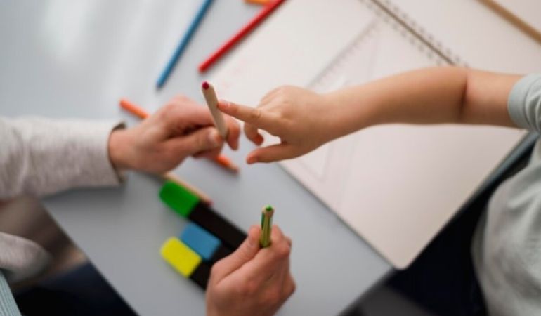 Se hizo pasar por docente terapéutica pero tenía título trucho: la pena que le dictó la Justicia