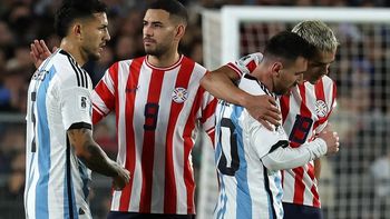 Lionel Messi y Antonio Sanabria tuvieron un encontronazo durante el partido. Lionel Messi y Antonio Sanabria tuvieron un encontronazo durante el partido.