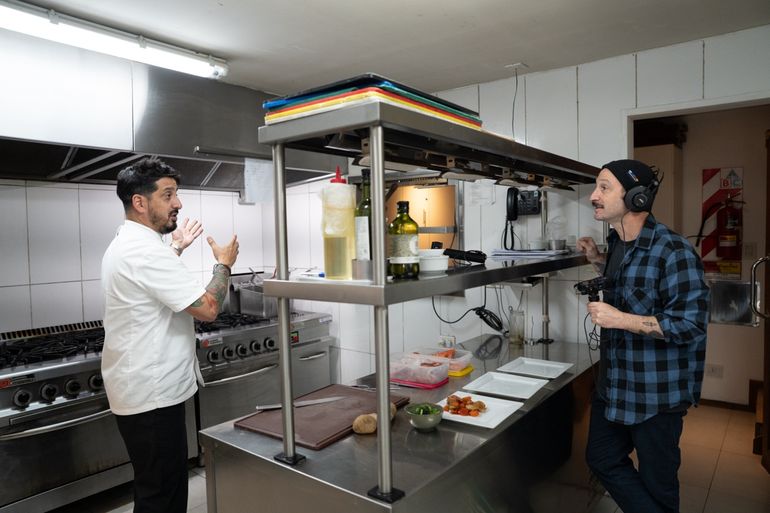 Emanuel Antimi relatando parrte de su trabajo en la cocina del Hotel Alto Traful Emanuel Antimi relatando parrte de su trabajo en la cocina del Hotel Alto Traful