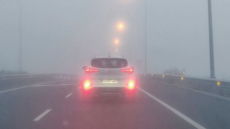 Se debe evitar usar las balizas el circular con niebla. Se debe evitar usar las balizas el circular con niebla.