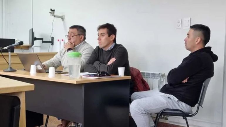 Juan Emilio Llaipén (a la derecha), el policía de Chubut condenado en Esquel. Juan Emilio Llaipén (a la derecha), el policía de Chubut condenado en Esquel.