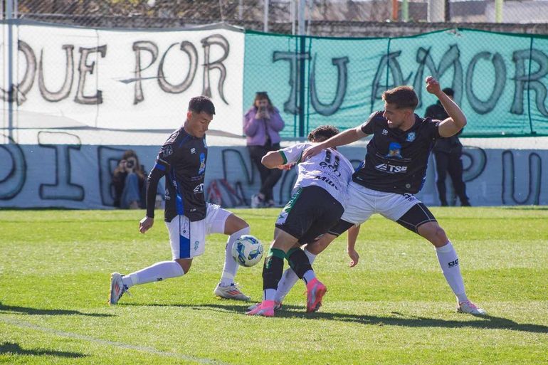 Otra vez, Deportivo Rincón lo perdió sobre el final ante Villa Mitre y se complicó
