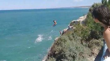 Peligroso: se tiró del acantilado al mar en Las Grutas