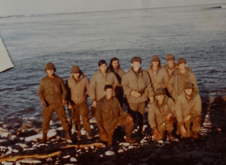 Claudio Chapochnikoff (el segundo parado de derecha a izquierda) en una playa cercana a Puerto Argentino durante la guerra.