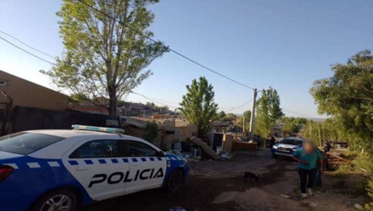 En patota, lo atacaron violentamente y le ocuparon la casa