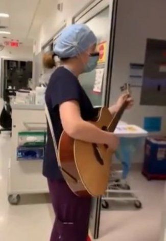 Twitter: enfermera le canta con una guitarra a los internados por covid-19