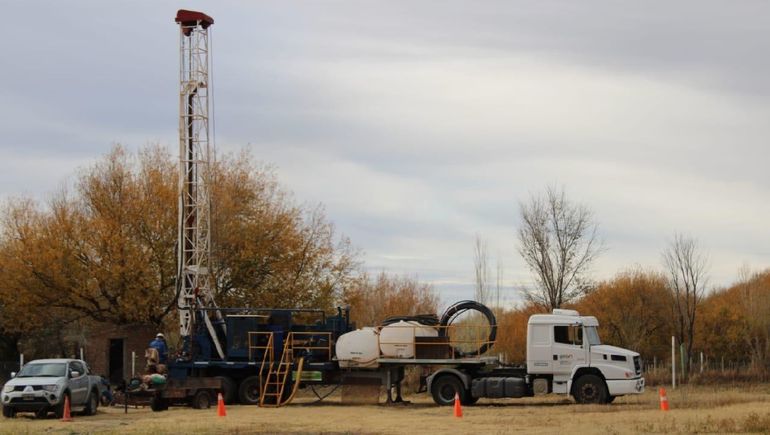 El intendente empezó a resolver el problema de la falta de agua con perforaciones para llenar el agua de la pileta de los balnearios y evitar el uso del recurso del arroyo Covunco.