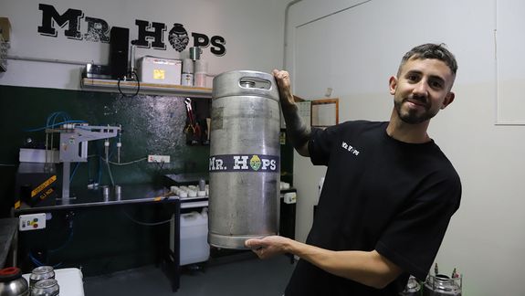 Trabajaba en el petróleo y renunció para abrir su propia fábrica de cerveza artesanal en Neuquén