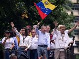 Edmundo González Urrutia junto a Corina Machado, en una de las marchas.