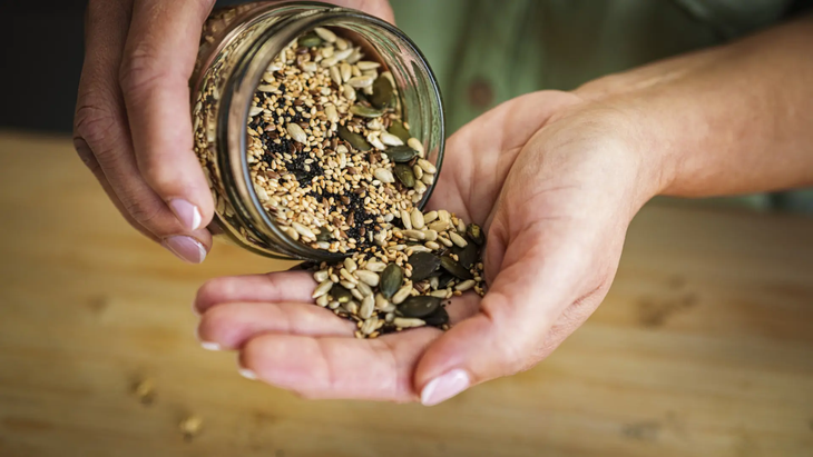 Las semillas de sesamo son una excelente opción para aquellos que sufren de osteoporosis o tienen riesgo de desarrollarla. Las semillas de sesamo son una excelente opción para aquellos que sufren de osteoporosis o tienen riesgo de desarrollarla.