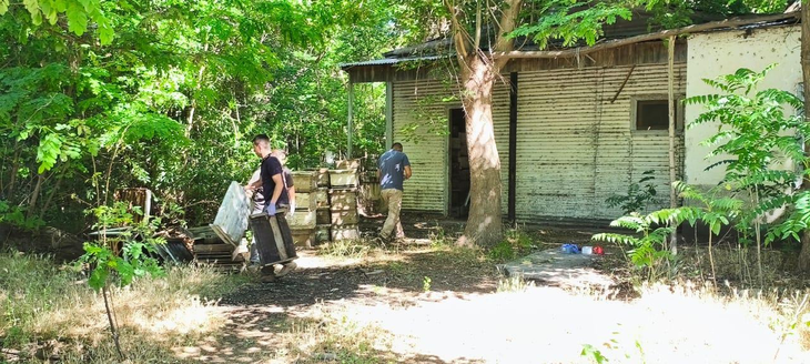 Material expuesto en sala clandestina: un nexo epidemiológico que activa la dispersión por pillaje. Foto: SENASA Material expuesto en sala clandestina: un nexo epidemiológico que activa la dispersión por pillaje. Foto: SENASA